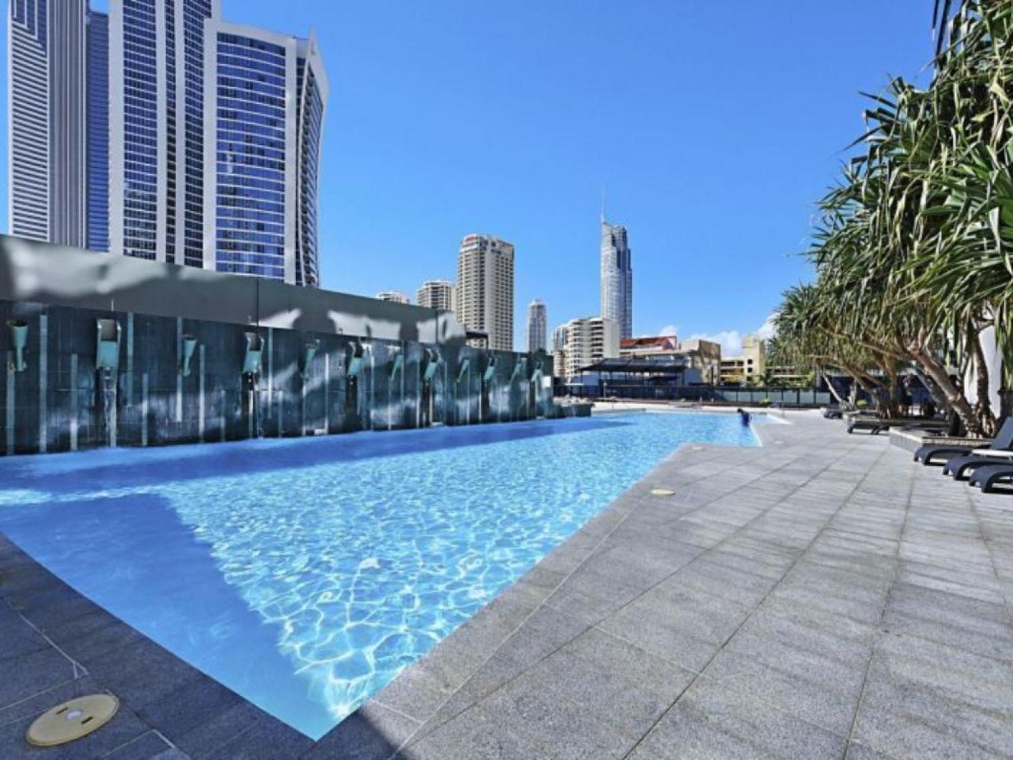 Circle On Cavill Luxe 2-bed With Views & Pool *