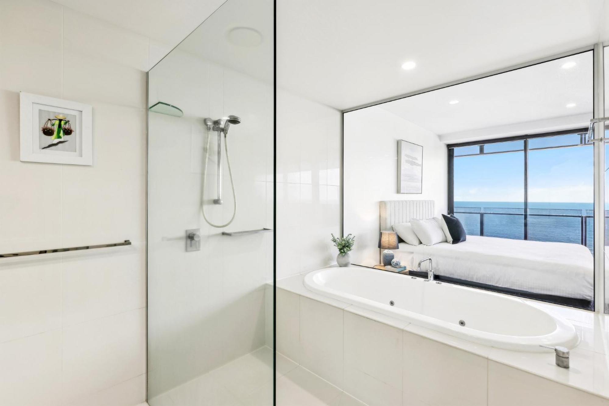 Circle On Cavill Luxe 2-bed With Views & Pool * Gold Coast