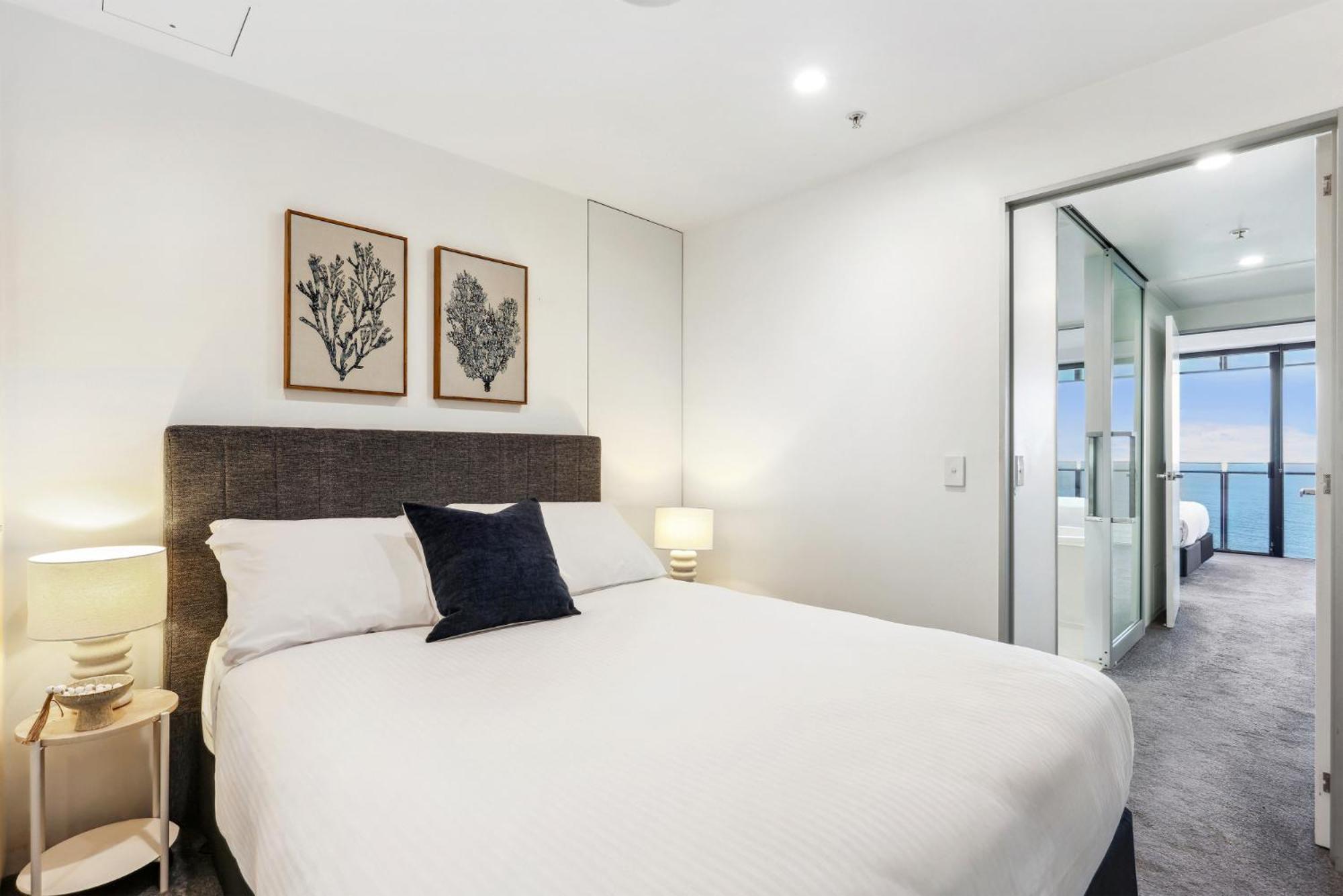 Circle On Cavill Luxe 2-bed With Views & Pool * Gold Coast