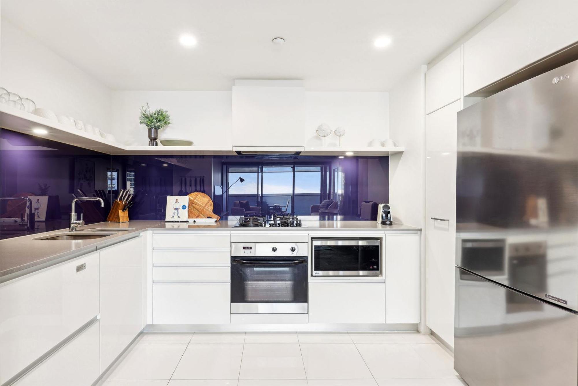 Circle On Cavill Luxe 2-bed With Views & Pool Apartment *