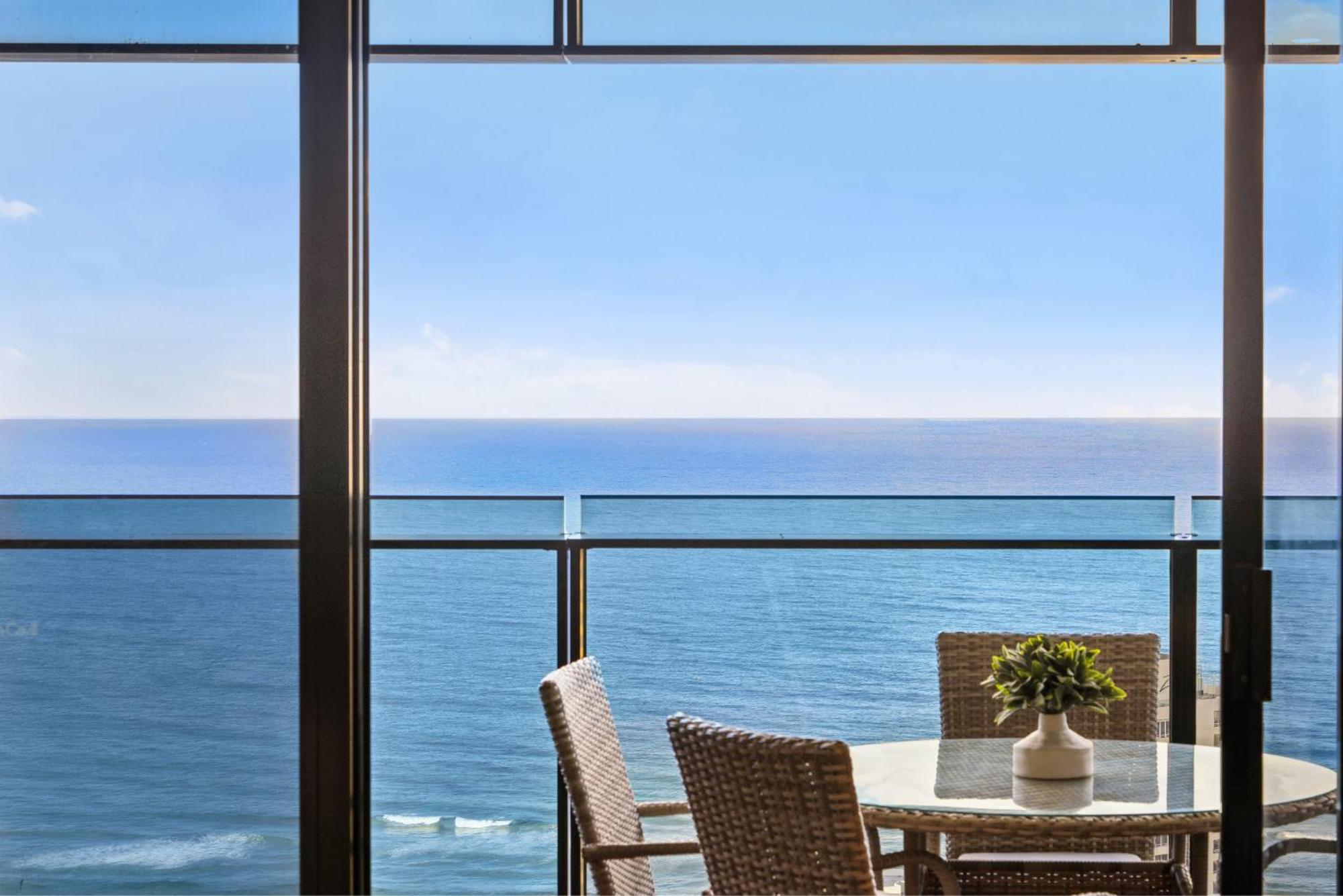 Circle On Cavill Luxe 2-bed With Views & Pool Gold Coast
