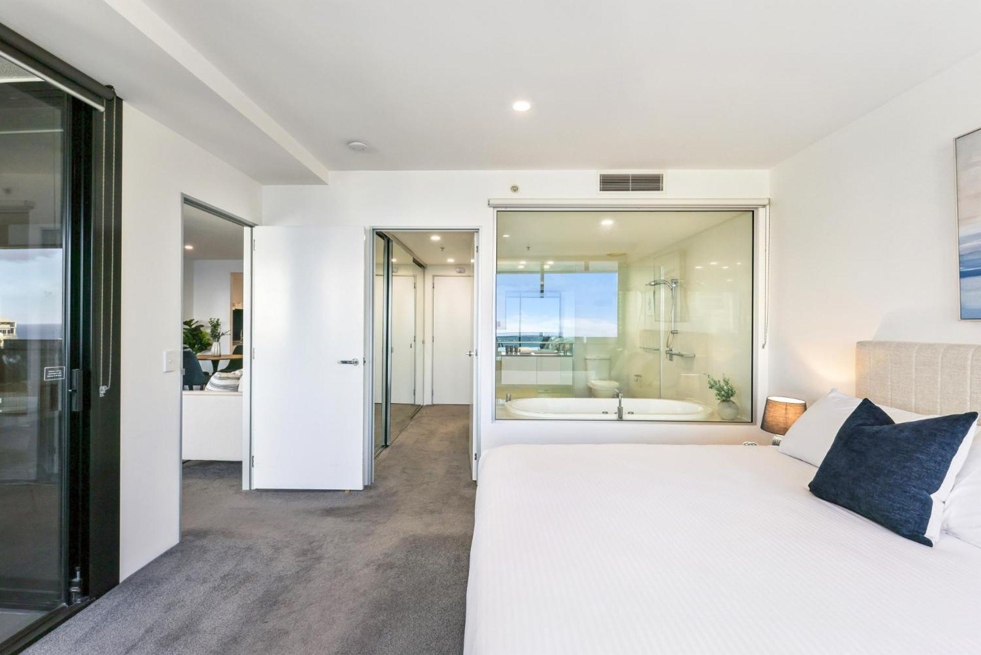 Circle On Cavill Luxe 2-bed With Views & Pool Apartment