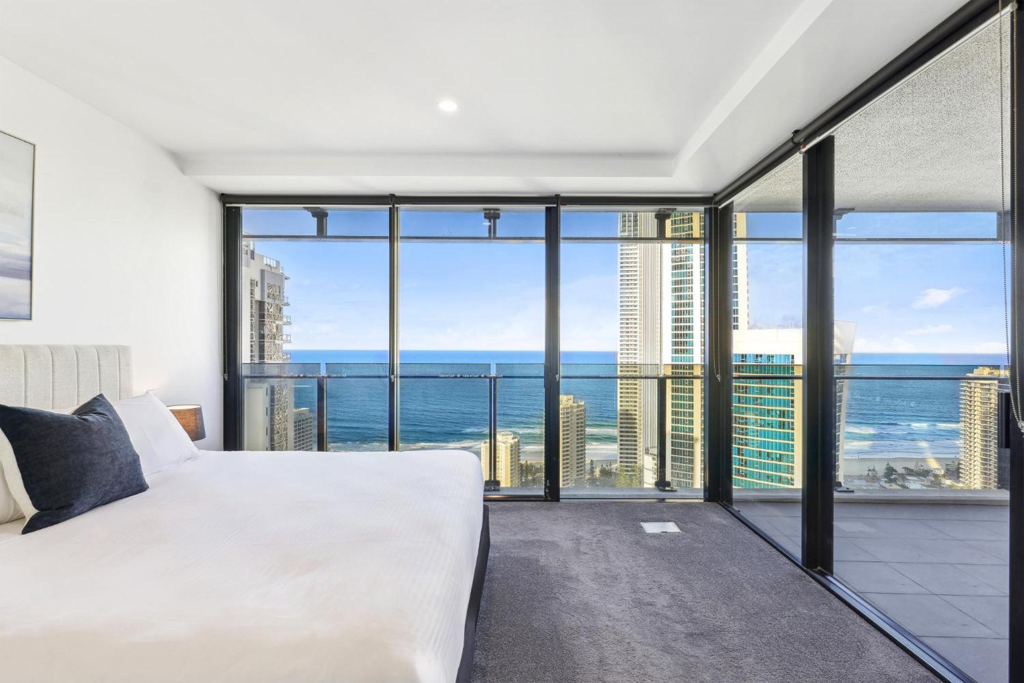 Apartment Circle On Cavill Luxe 2-bed With Views & Pool