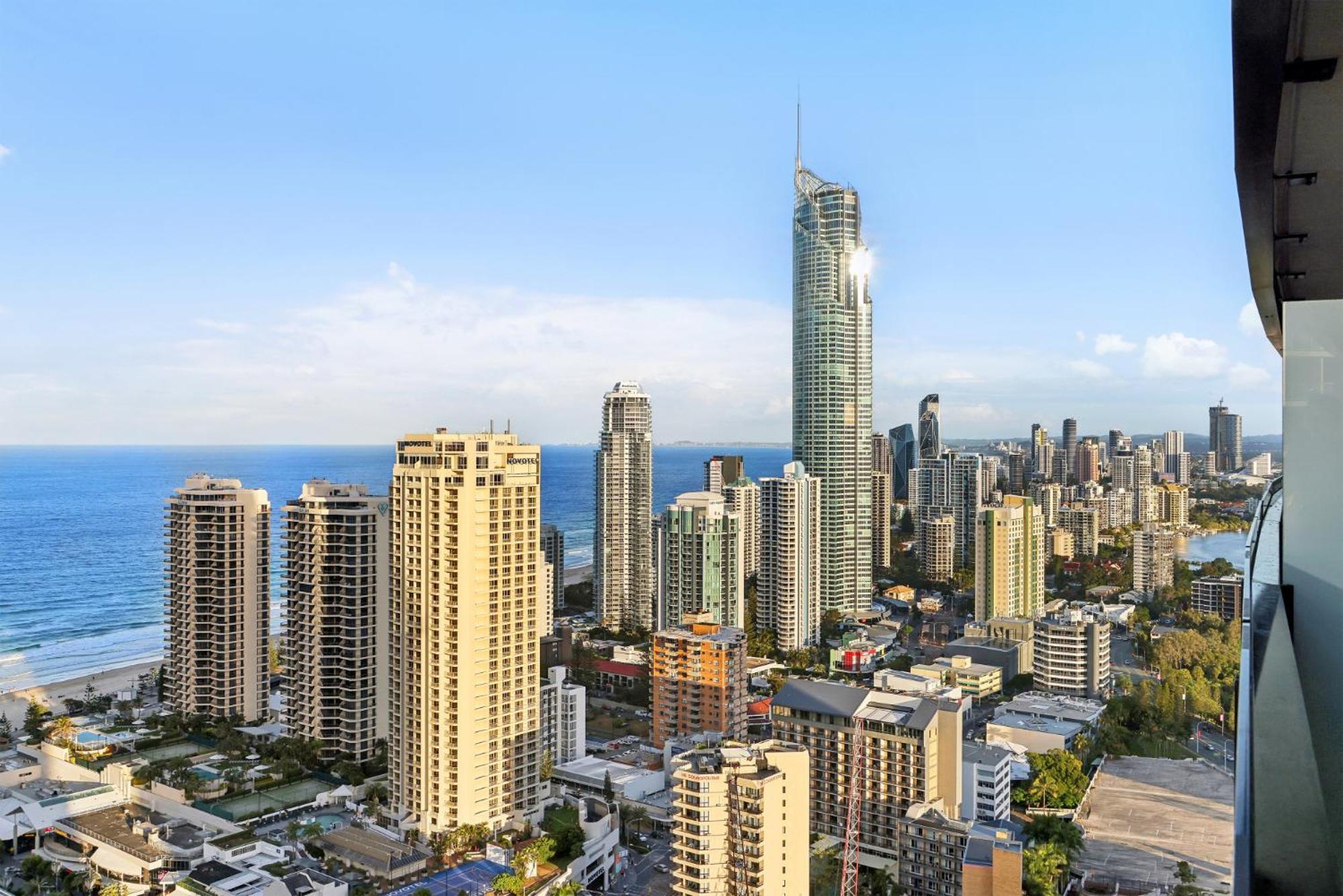 Apartment Circle On Cavill Luxe 2-bed With Views & Pool